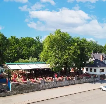 Außenbereich des Restaurants Waldkasino mit blauem Himmel