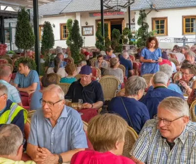 Menschen sitzen im Biergarten